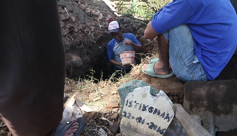 10 Makam di Desa Jongbiru Kediri Dipindah untuk Pelebaran Jalan - Bagian 2