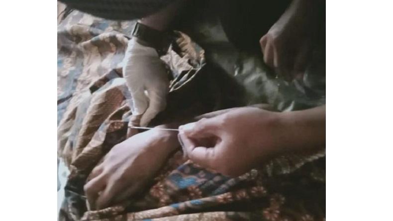 title Viral Petugas Damkar Lepaskan Cincin dari Jenazah Nenek di Jember Viral Petugas Damkar Lepaskan Cincin dari Jenazah Nenek di Jember