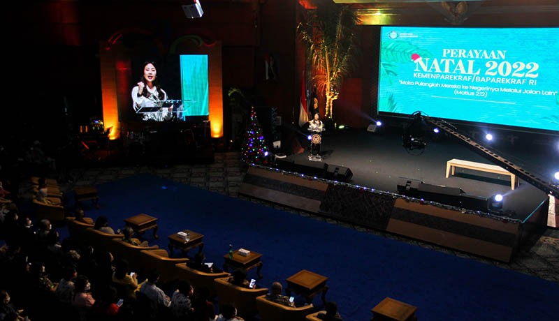 Wamenparekraf Angela Tanoesoedibjo Hadiri Perayaan Natal Kemenparekraf - Bagian 2