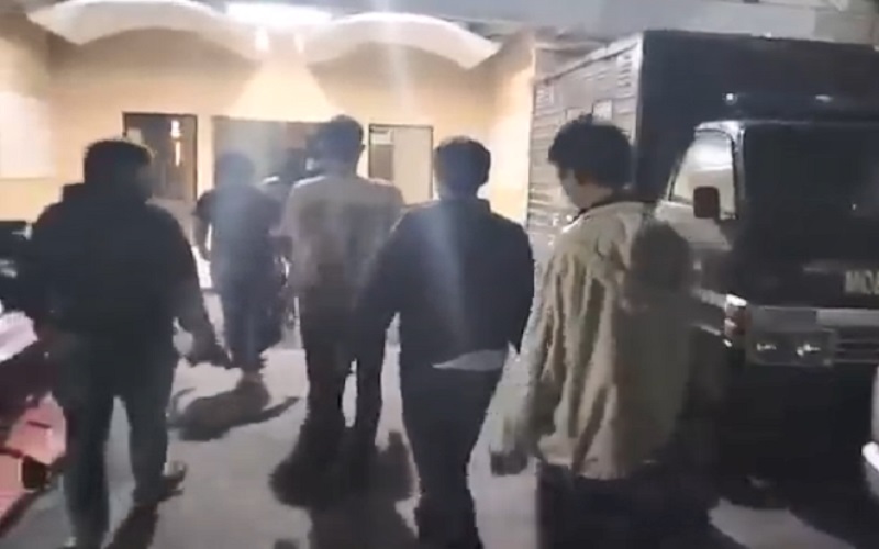 title Polisi Tangkap 4 Pelempar Bom Molotov ke Asrama Mahasiswa di Makassar, 1 Buron Polisi Tangkap 4 Pelempar Bom Molotov ke Asrama Mahasiswa di Makassar, 1 Buron