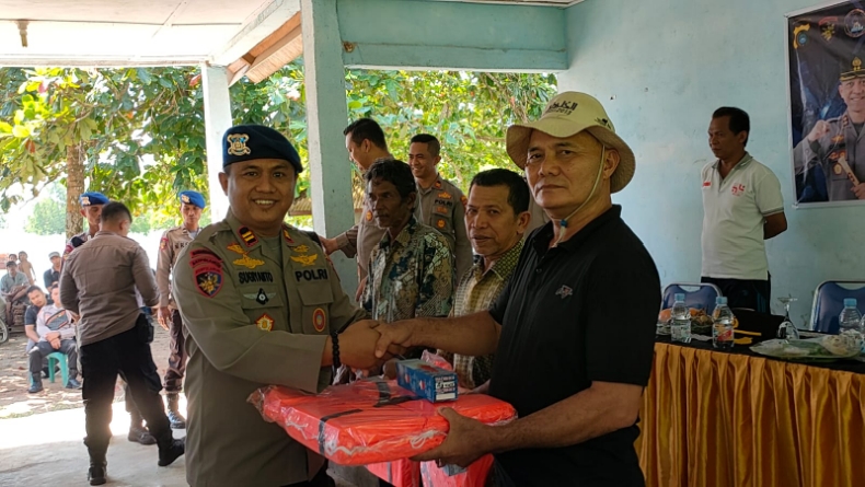 Cuaca Ekstrem Masih Melanda Bangka Barat, Polisi Bagikan 100 Jaket Pelampung ke Nelayan