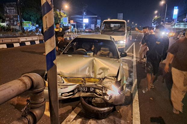 Sedan Tabrak Beton Pembatas Flyover Jatingaleh, Pengemudi Perempuan Terluka