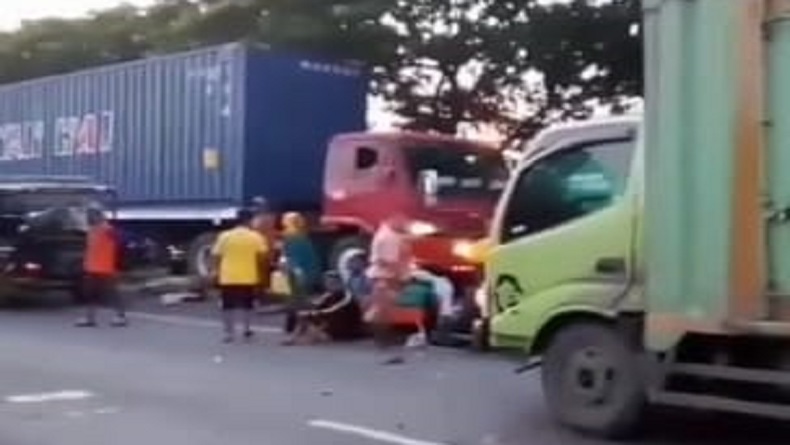 Pikap Sarat Penumpang Ditabrak Truk di Pantura Indramayu, 1 Tewas 4 Luka