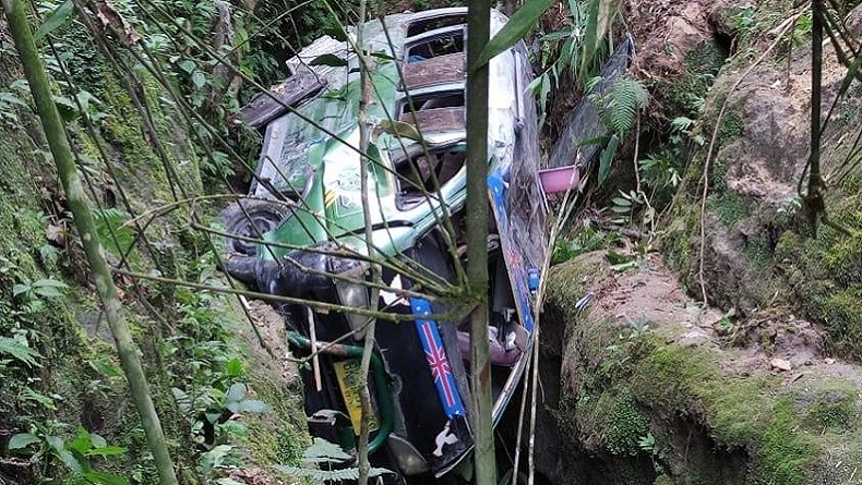 title Angkot Masuk Jurang di Simalungun gegara Rem Blong, 1 Orang Tewas, 2 Luka-Luka Angkot Masuk Jurang di Simalungun gegara Rem Blong, 1 Orang Tewas, 2 Luka-Luka
