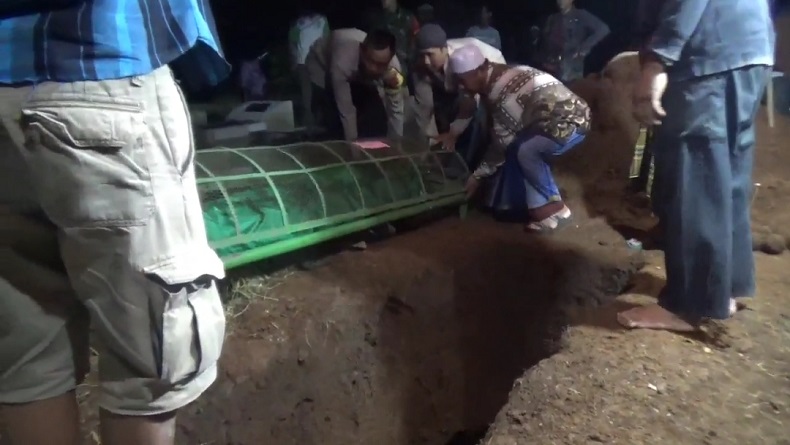 3 Korban Keracunan Bekasi Dimakamkan di Kademangan Cianjur, Tangis Keluarga Pecah
