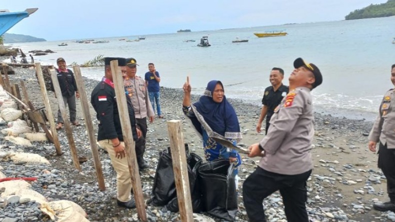 Rumah Warga Rusak Diterjang Ombak, Polres Gorontalo Utara Bantu Bangun Tanggul Darurat 