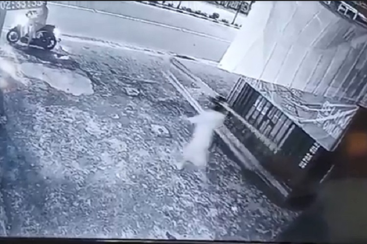 2 Pria di Tarakan Terekam CCTV Curi Tangga Lipat Toko