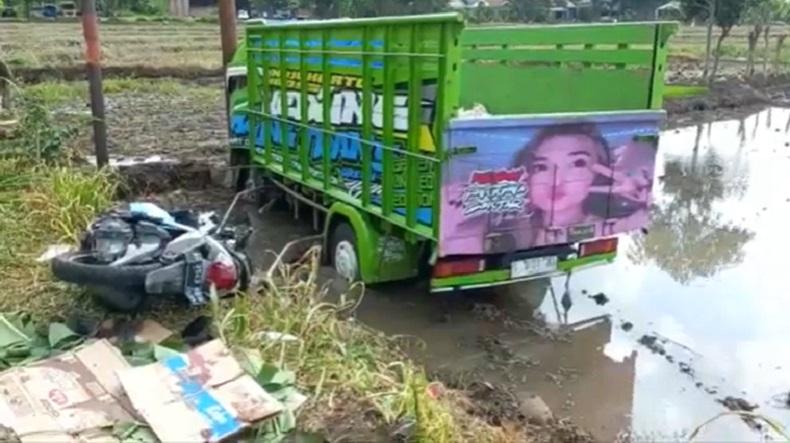 Pulang dari Pondok, Adik Kakak di Mojokerto Tewas Tertabrak Truk