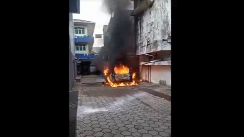 Mobil Operasional Bank di Palembang Terbakar hingga Terdengar Suara Ledakan