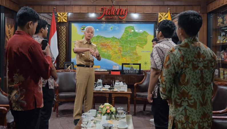 title Pengurus BEM KM UGM Geruduk Kantor Ganjar Pranowo, Ada Apa? Pengurus BEM KM UGM Geruduk Kantor Ganjar Pranowo, Ada Apa?