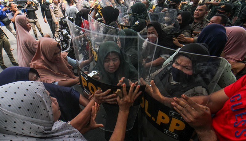 Bentrok dengan Pedagang, Satpol PP Gagal Bongkar Puluhan Bangunan di Lhokseumawe - Bagian 2