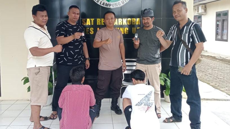 2 Pria Asal Lampung Utara Ditangkap Polisi saat Transaksi Sabu di Pinggir Jalan