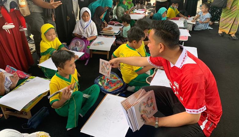  Senangnya Peserta Lomba Mewarnai Logo NU-Paduan Suara Dapat Buku dan Susu dari Gibran