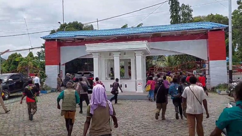 Ratusan Tenaga Honorer Nabire Mengamuk Tak Terima Hasil Seleksi K2, Lempari Mobil Bupati