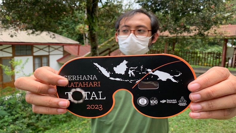 Amati Gerhana Matahari secara Aman, Bosscha Produksi 4.000 Kaca Mata Khusus