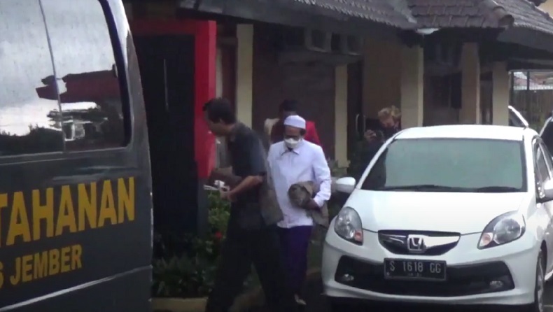 title Jalani Pemeriksaan Kasus Pencabulan Santriwati, Pengasuh Ponpes Jember Dijemput Polisi Jalani Pemeriksaan Kasus Pencabulan Santriwati, Pengasuh Ponpes Jember Dijemput Polisi