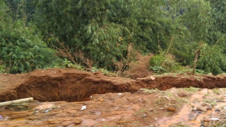 Patahan Tanah Cukup Panjang dan Dalam Terjadi di Pacet Cianjur, 4 Rumah Terancam