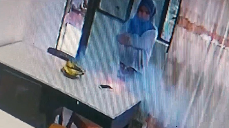 Coba Perbaiki Ponsel Pake Jarum Pentul, HP Penjaga Warung Soto Meleduk