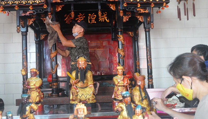 Tradisi Bersih-Bersih Patung Dewa Dewi Jelang Imlek di Pecinan Semarang - Bagian 2