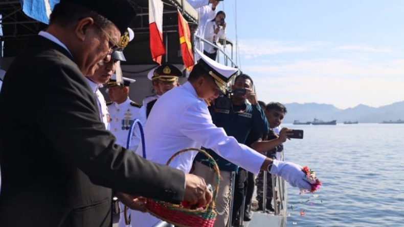 Peringati Hari Samudera, Lantamal Manado Tabur Bunga di Selat Lembeh Bitung