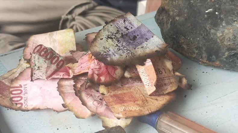 Penampakan Uang Tabungan Rp70 Juta Milik Pensiunan ASN Gresik yang Ludes Dilalap Api