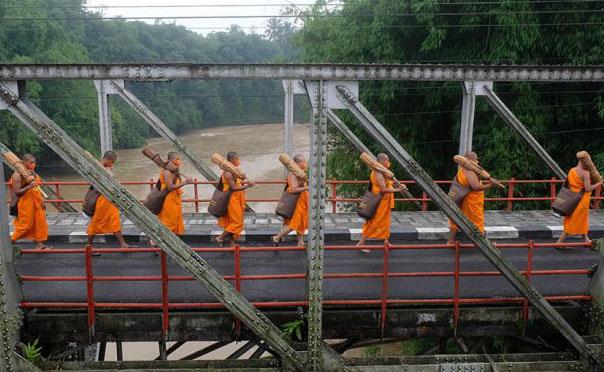  Melihat Prosesi Dhutanga, Ritual Jalan Kaki Umat Buddha dari Candi Mendut ke Borobudur 