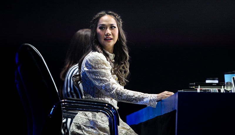 Pesona Kecantikan Bunga Citra Lestari Jadi Juri Indonesian Idol - Bagian 3