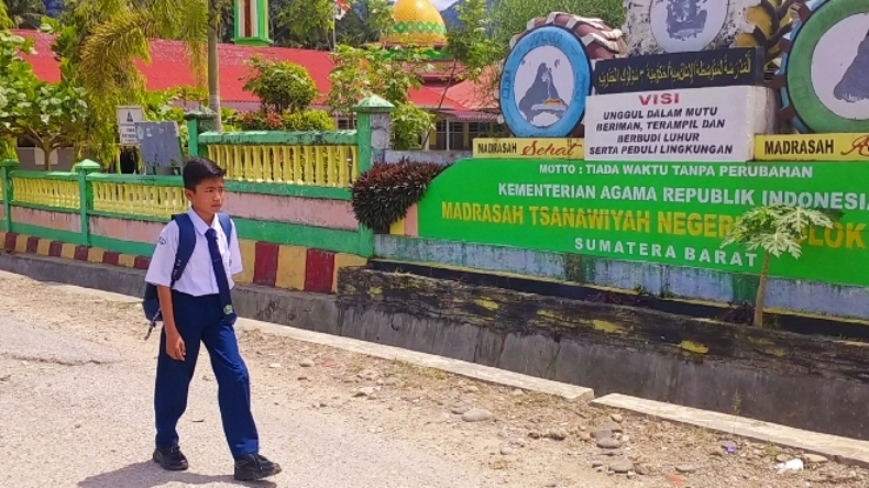 Perjuangan Fadli, Pelajar Sumbar yang Berangkat Sekolah Jalan Kaki 5 Km hingga Pingsan di Kelas