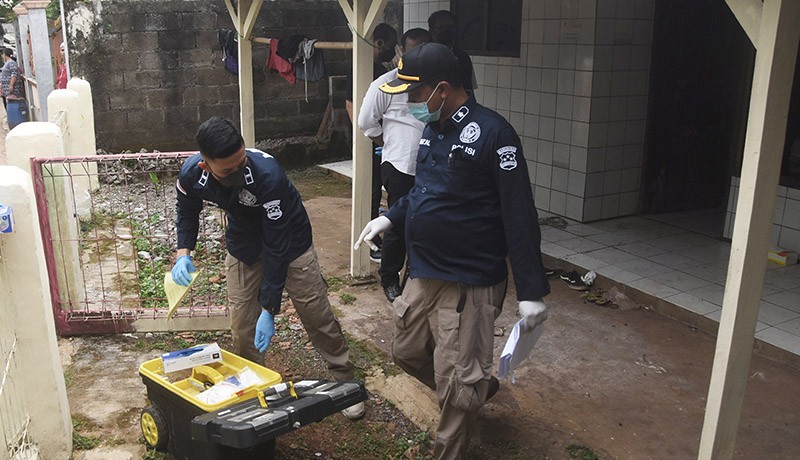 Polisi Ambil Sejumlah Sampel dari Rumah Sekeluarga Keracunan di Bekasi - Bagian 1