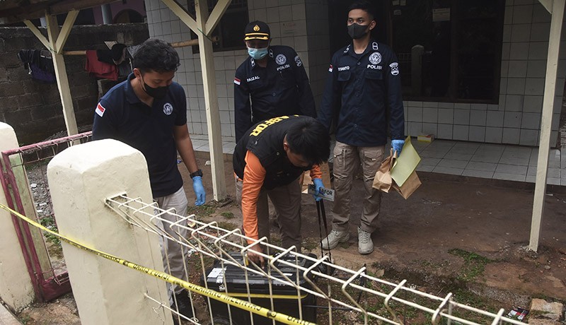 Polisi Ambil Sejumlah Sampel dari Rumah Sekeluarga Keracunan di Bekasi - Bagian 2