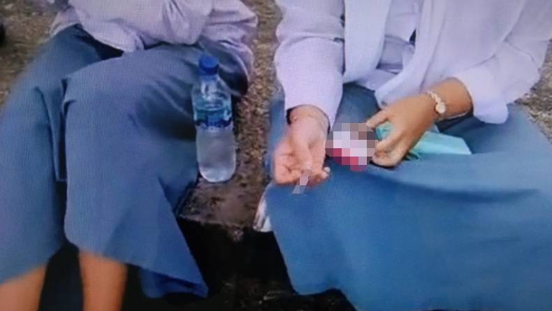 Diduga Bolos Sekolah, Pelajar Perempuan Padang Tepergok Asyik Merokok di Pantai