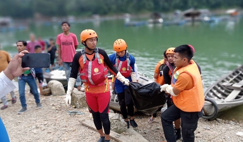 title Penumpang Sampan Terbalik di Danau PLTA Bendungan Harau Ditemukan Tewas Penumpang Sampan Terbalik di Danau PLTA Bendungan Harau Ditemukan Tewas