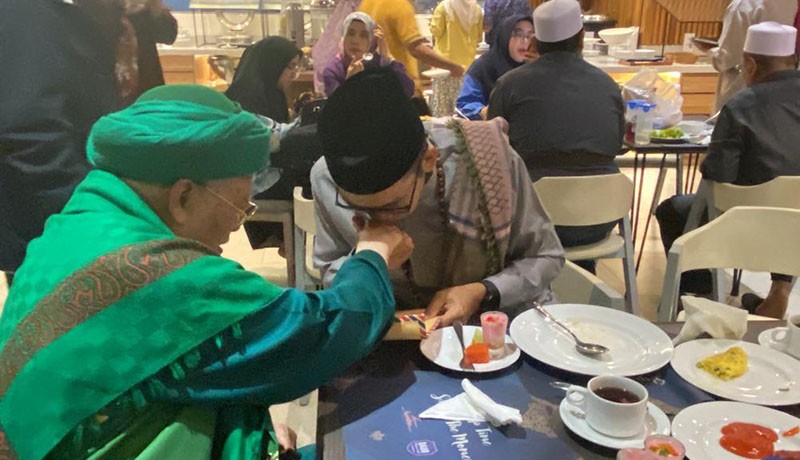 Bertemu Abah Aos, TGB Zainul Majdi Dikalungkan Tasbih - Bagian 2