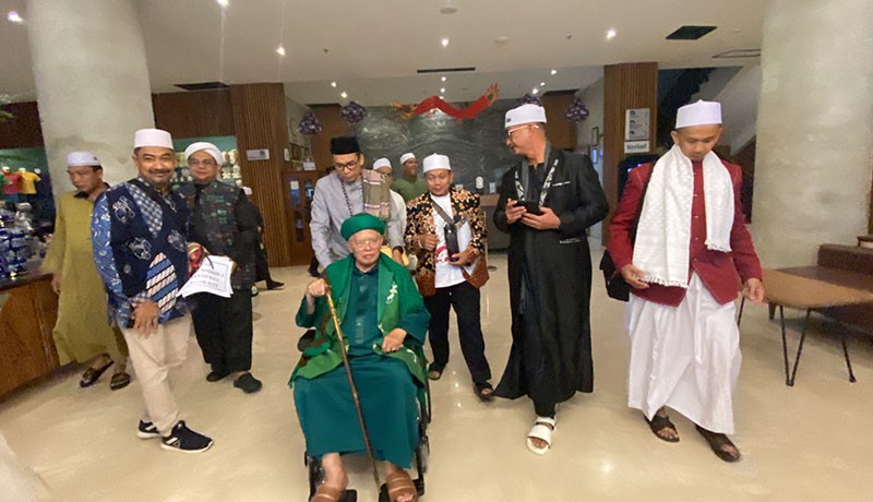 Bertemu Abah Aos, TGB Zainul Majdi Dikalungkan Tasbih - Bagian 4