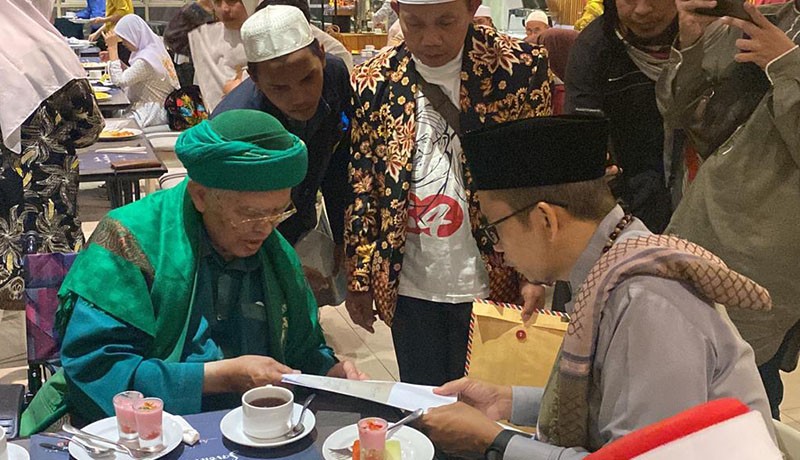 Bertemu Abah Aos, TGB Zainul Majdi Dikalungkan Tasbih - Bagian 3