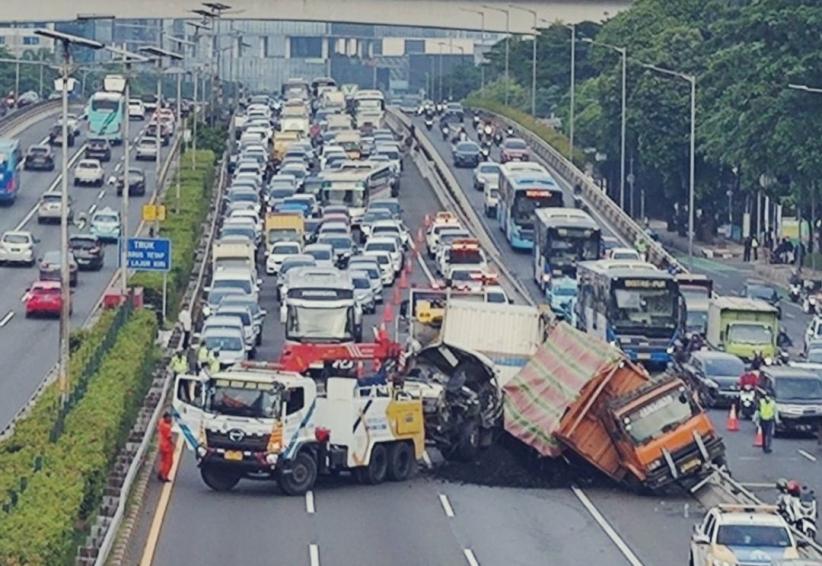 Truk Pecah Ban Hingga Terguling Di Tol Dalam Kota Jakarta