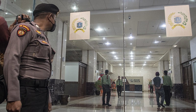 Penyidik KPK Bawa Koper Besar usai Geledah Kantor DPRD DKI Jakarta - Bagian 3