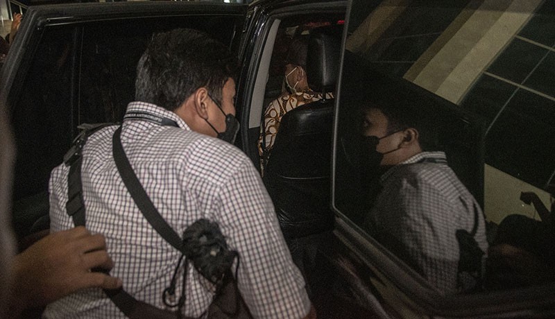 Penyidik KPK Bawa Koper Besar usai Geledah Kantor DPRD DKI Jakarta - Bagian 2