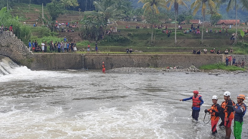 Loncat ke Bendungan Cikundul Cianjur, Seorang Pelajar Hilang Terseret Arus 