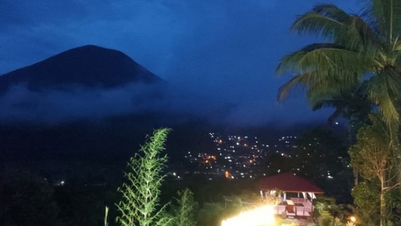 Vegetasi sekitar Kawah Lokon Tampak Kering karena Belerang