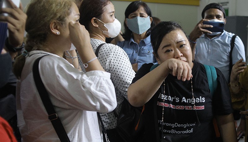 Pendukung Menangis Histeris Bharada E Dituntut 12 Tahun Penjara - Bagian 1