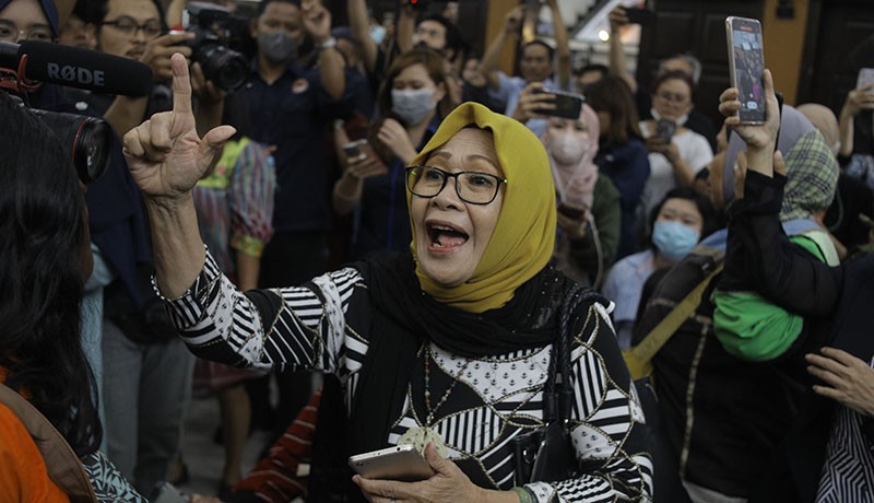 Pendukung Menangis Histeris Bharada E Dituntut 12 Tahun Penjara - Bagian 2