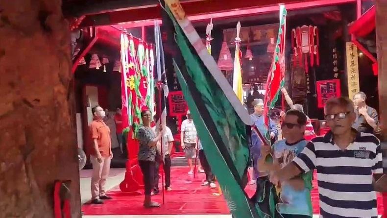 title Jelang Imlek, Warga Tionghoa di Tegal Gelar Ritual Buka Pintu Kelenteng Jelang Imlek, Warga Tionghoa di Tegal Gelar Ritual Buka Pintu Kelenteng