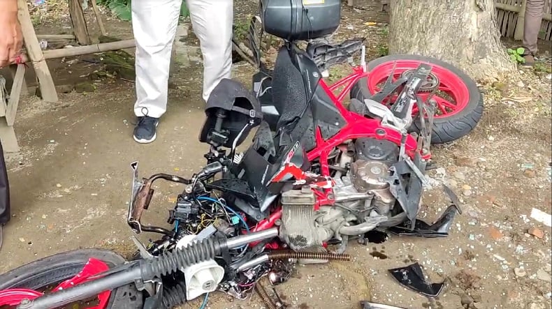 title Adu Banteng Mobil Boks Vs Motor di Mojokerto, Sopir Terjepit Kabin, Pemotor Luka-luka Adu Banteng Mobil Boks Vs Motor di Mojokerto, Sopir Terjepit Kabin, Pemotor Luka-luka