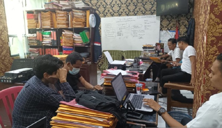 title Peras 17 Kades, 2 Oknum Wartawan Ditangkap Polisi Peras 17 Kades, 2 Oknum Wartawan Ditangkap Polisi