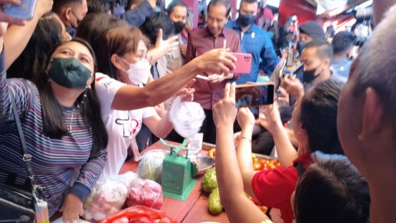 Jokowi Kunjungi Pasar Airmididi Minahasa Utara, Pedagang dan Masyarakat Berebut Salaman