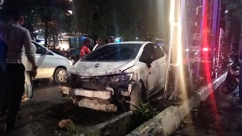 Honda Jazz di Banjarmasin Ringsek Tabrak Pembatas Jalan, Sopir Bocah SMK Tak Punya SIM