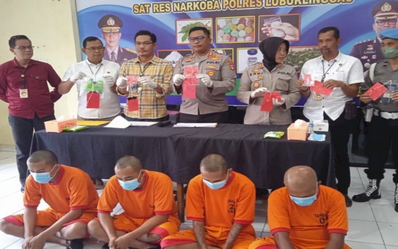title Polisi Gerebek Pondok Pesta Narkoba di Tanah Periuk, 5 Orang Ditangkap Polisi Gerebek Pondok Pesta Narkoba di Tanah Periuk, 5 Orang Ditangkap