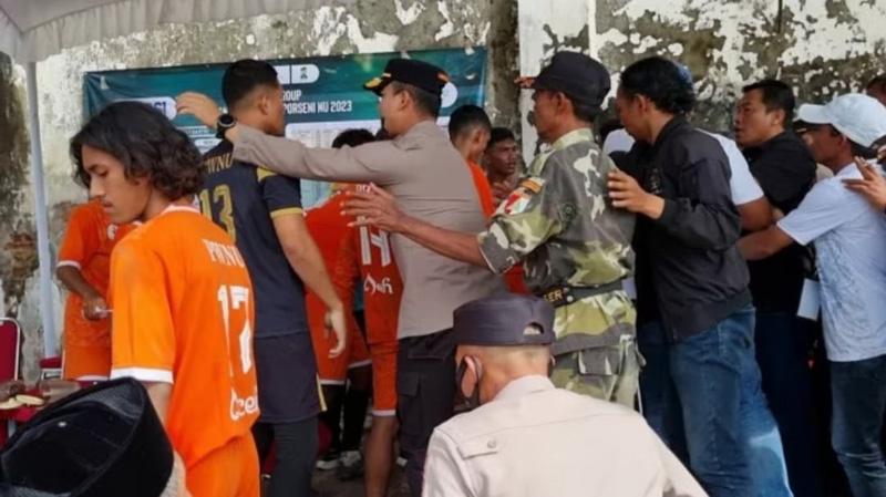  Laga Sepak Bola Tim Aceh Vs Jabar di Porseni NU Ricuh, Polisi Turun Tangan