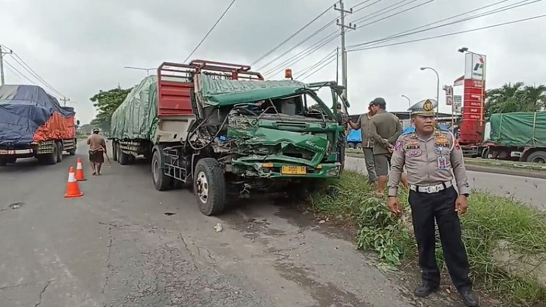 Lompati Median Jalan, Trailer Tertabrak Truk di Jalan Lingkar Kaliwungu Kendal